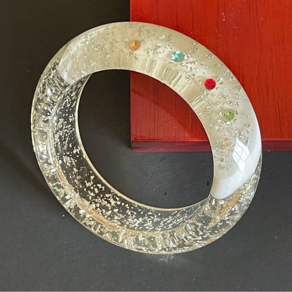 Vintage encased rhinestone & silver foil glitter lucite bangle bracelet.